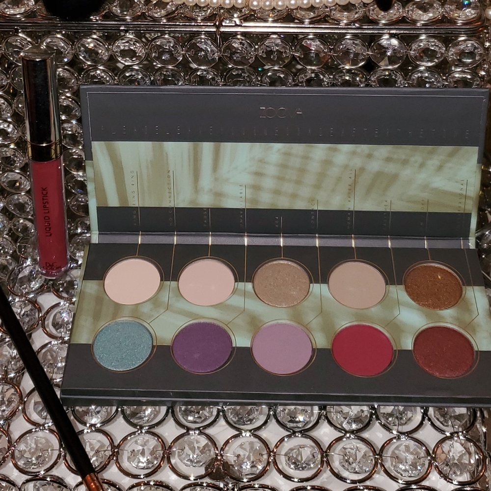 Zeova Eyeshadow Palette FREE lipstick